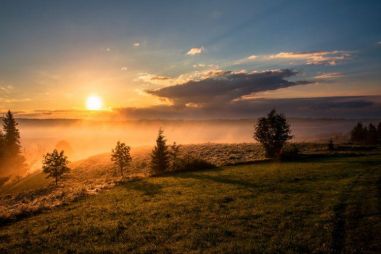 Leer hoe een eenvoudig spiritueel ontbijt met meditatie, ademhalingsoefeningen en een zonnegroet je energie, balans en focus kan verbeteren – in slechts 30 minuten.