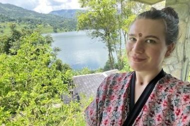 Ontdek Claudia’s inspirerende Puurenkuur reis door India en Nepal, van Ayurvedische rituelen in Mumbai tot serene Himalaya retraites en wellness tips.