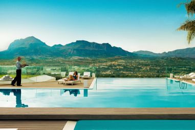 Exclusief interview met dr. Mera over 'Gezond ouder' worden met geavanceerde therapieën en holistische behandelingen. Dr. Mera van SHA Wellness Clinic in Spanje deelt zijn inzichten over vitaliteit en gezonder ouder worden. 