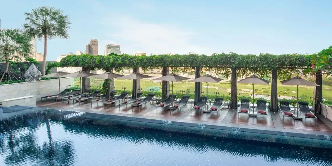 zwembad NEW! Longevity Hub by Clinique La Prairie St Regis