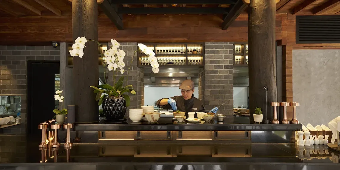 chef in restaurant maakt eten klaar