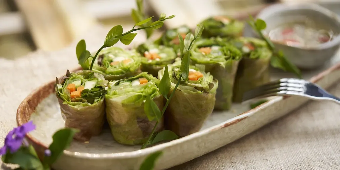 groene wraps op een bord