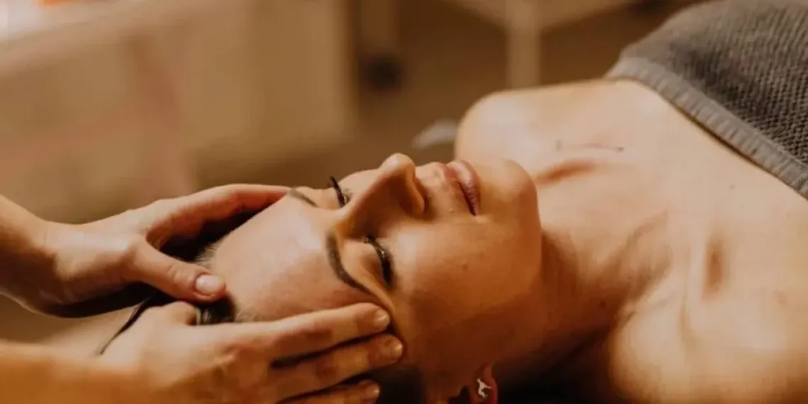 vrouw krijgt hoofdmassage