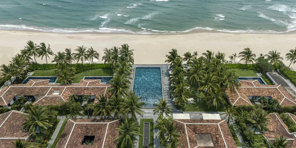 strand zee zicht met zwembad