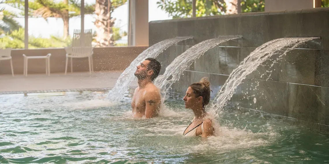 man en vrouw in zwembad