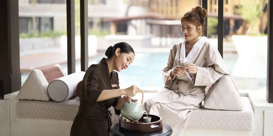 twee vrouwen in de spa, een schenkt thee in en de ander drinkt thee
